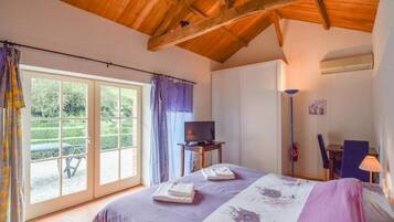 Standard Studio | 4 bedrooms, iron/ironing board, cots/infant beds, free WiFi