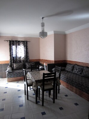 Télévision à écran plat de 32 pouces avec chaînes par câble, télévision