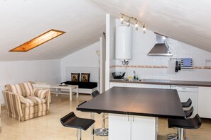 Penthouse, 3 habitaciones | Cocina privada | Refrigerador con congelador, microondas y parrilla de estufa 