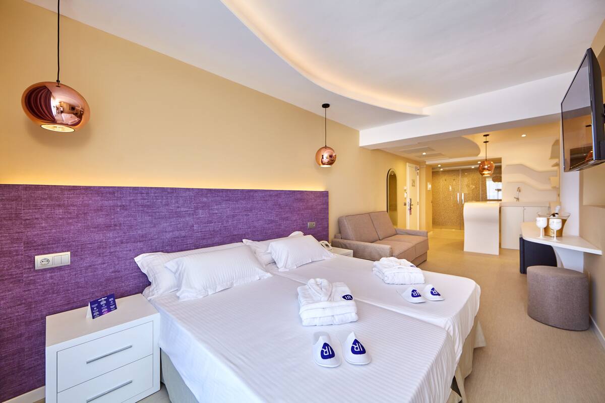 Suite, Balcony | In-room safe, desk, blackout curtains, soundproofing