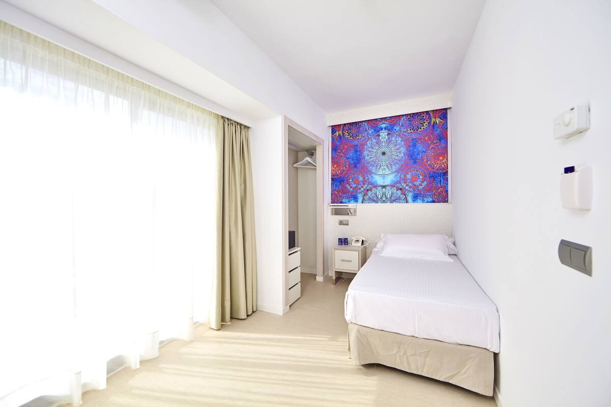 Single Room, Balcony | In-room safe, desk, blackout curtains, soundproofing