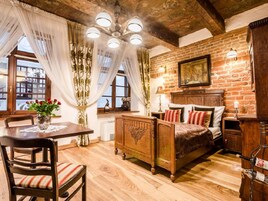 Suite estudio (Patio view) | Sala de estar | Una televisión de pantalla plana