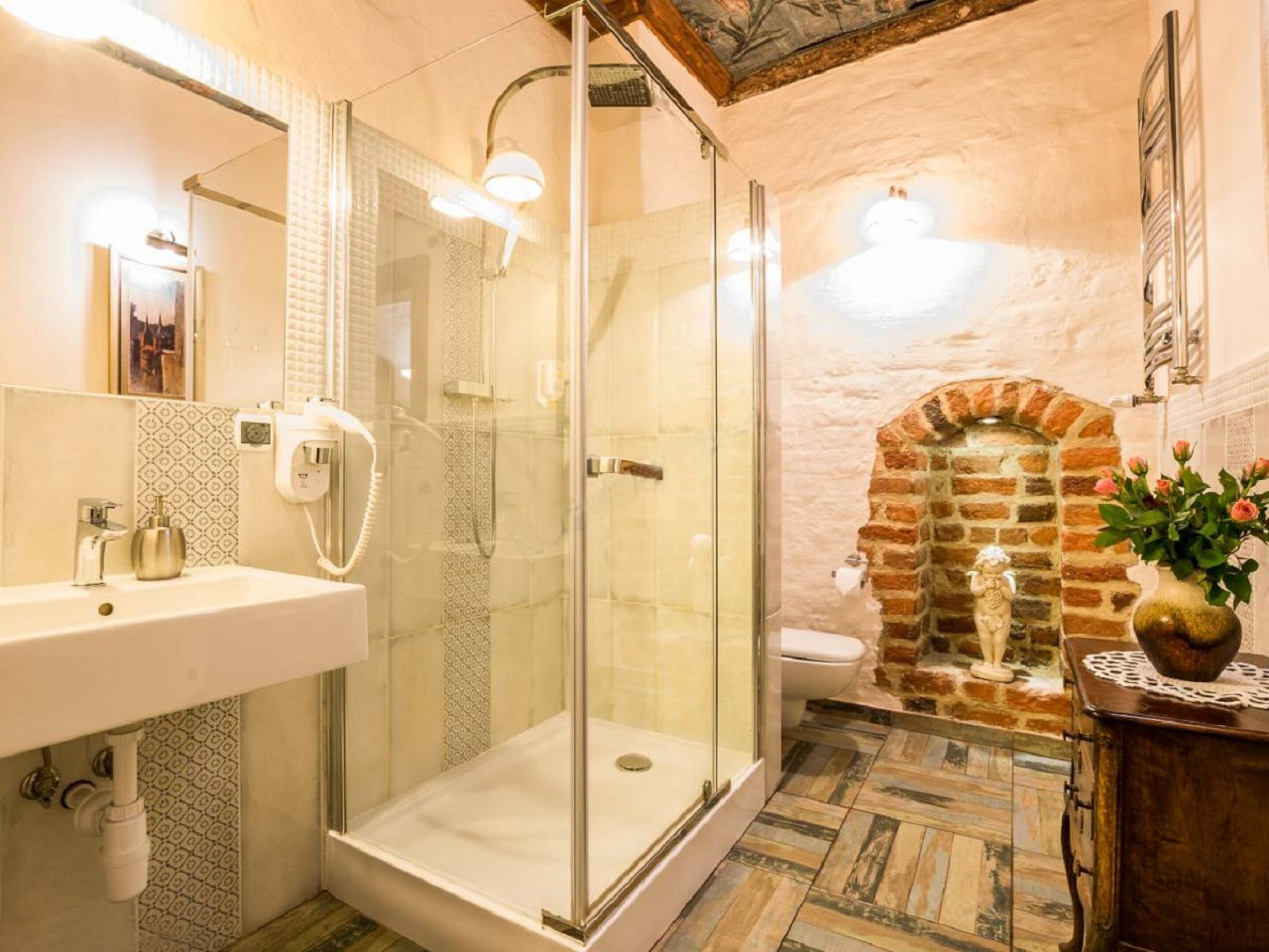 deluxe apartment, city view | bathroom | shower, free toiletries, hair dryer, towels