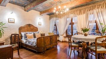 Comfort appartement, uitzicht op stad | Verduisterende gordijnen, een strijkplank/strijkijzer, babybedden