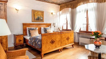 Apartamento Deluxe, vistas a la ciudad | Sala de estar | Una televisión de pantalla plana