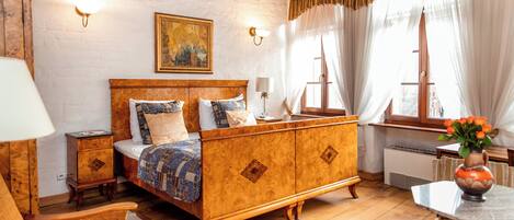 Deluxe appartement, uitzicht op de stad | Woonkamer | Flatscreentelevisie