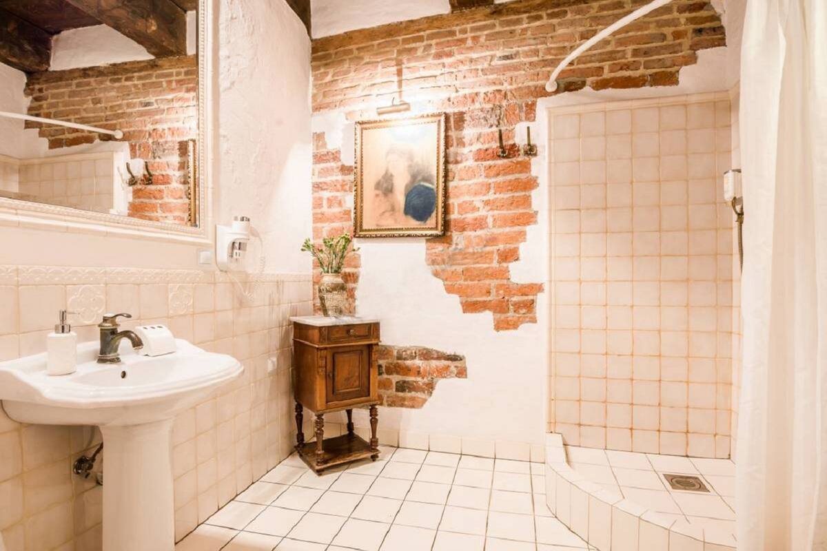 studio suite (patio view) | bathroom | shower, free toiletries, hair dryer, towels