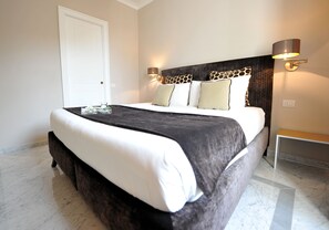 Standard Double Room, 1 Queen Bed (Piazza di Spagna) | Minibar, in-room safe, free WiFi, bed sheets - Angel Spagna Suite (Rome)