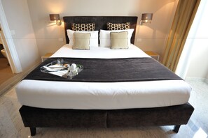 Standard-Doppelzimmer, 1 Queen-Bett (Piazza di Spagna) | Minibar, Zimmersafe, kostenloses WLAN, Bettwäsche