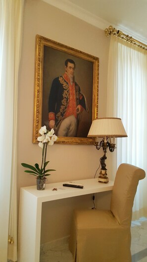 Minibar, caja de seguridad en la habitación, wifi gratis y ropa de cama 