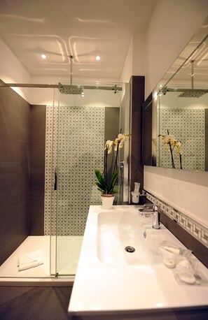 Chambre Double Standard, 1 grand lit (Piazza di Spagna) | Douche de la salle de bain