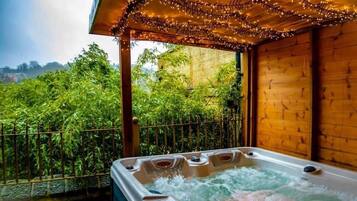 Bañera de hidromasaje al aire libre