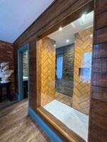 Quarto casal luxo, 1 cama de casal | Banheiro | Produtos de toalete grátis, secador de cabelo, roupões de banho