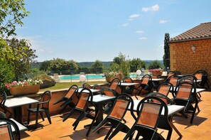 Breakfast, dinner served; Regional cuisine, al fresco dining
