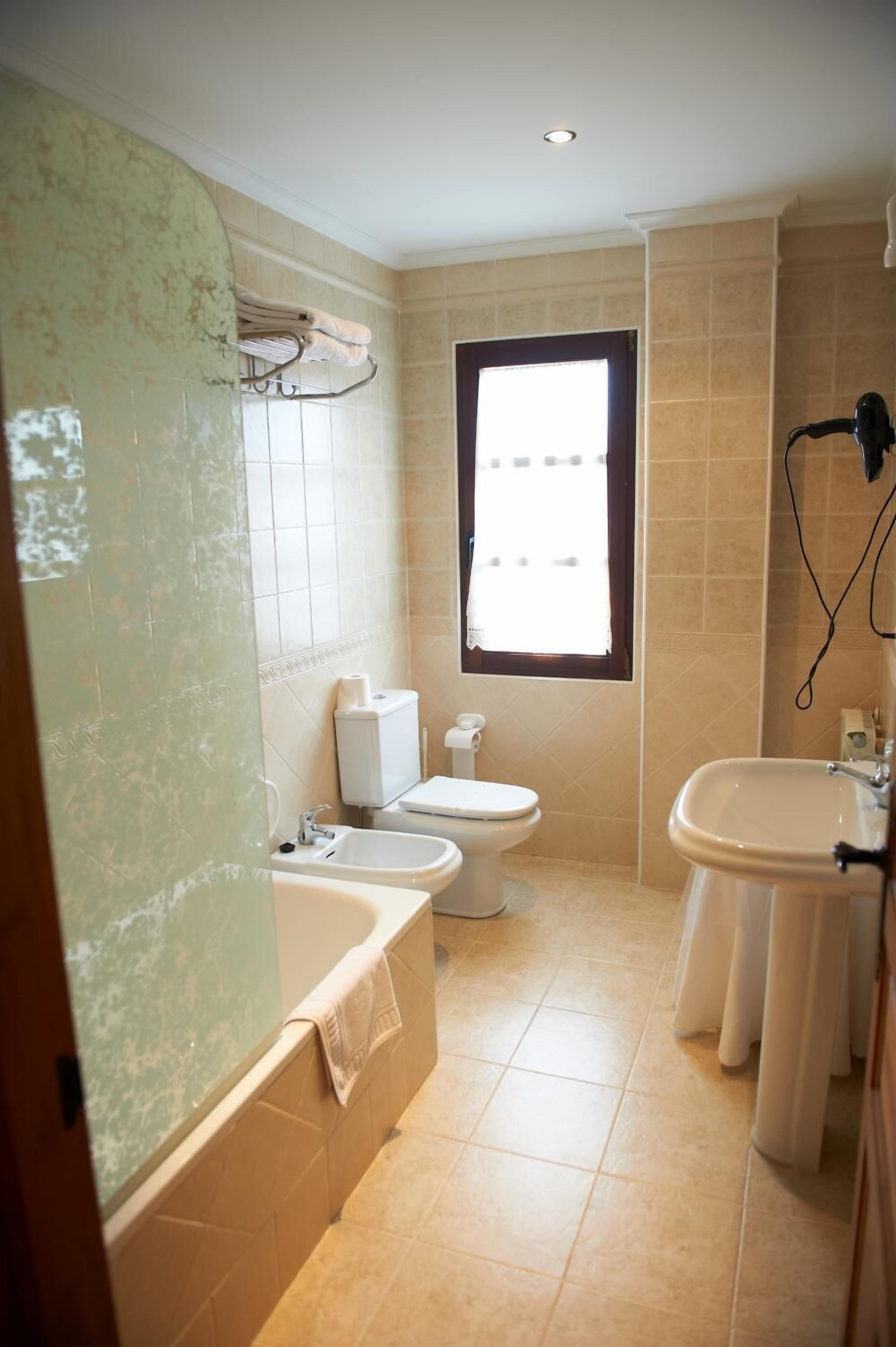 free toiletries, hair dryer