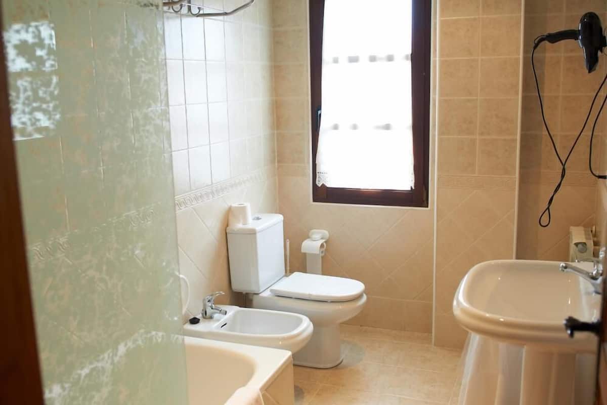 free toiletries, hair dryer