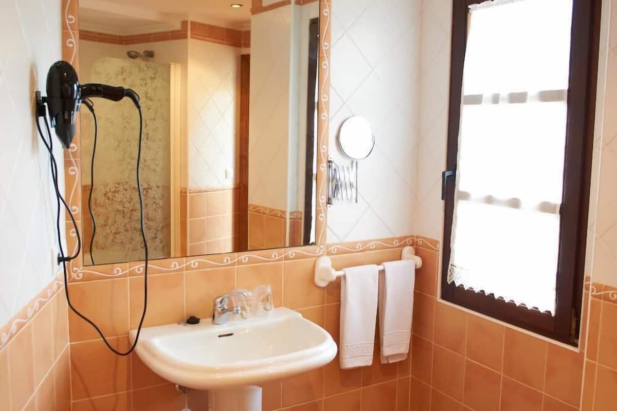 free toiletries, hair dryer