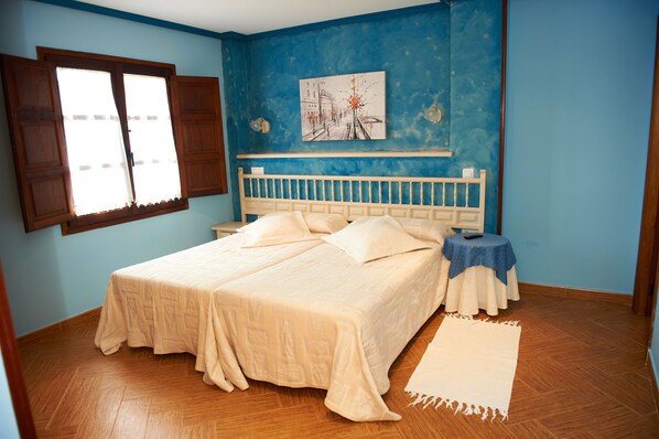 خزنة داخل الغرفة ومكتب وواي فاي مجانًا