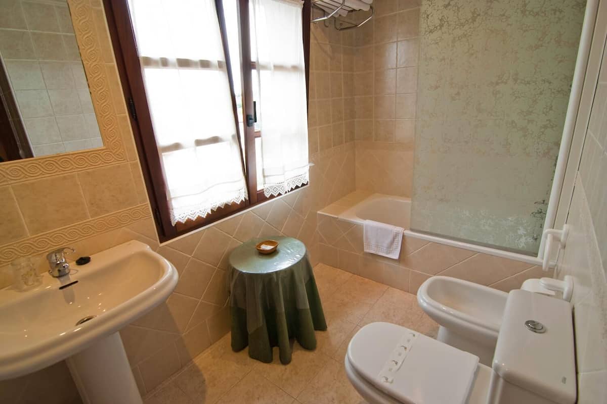 free toiletries, hair dryer