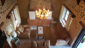 Casa, 3 dormitoris, cuina | Sala d'estar | Televisor de pantalla plana de 42 polzades amb canals per cable