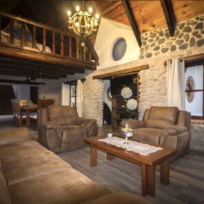 Ferienhaus, 3 Schlafzimmer, Küche | Wohnbereich | 42-Zoll-Flachbildfernseher mit Kabelempfang, Fernseher, Kamin