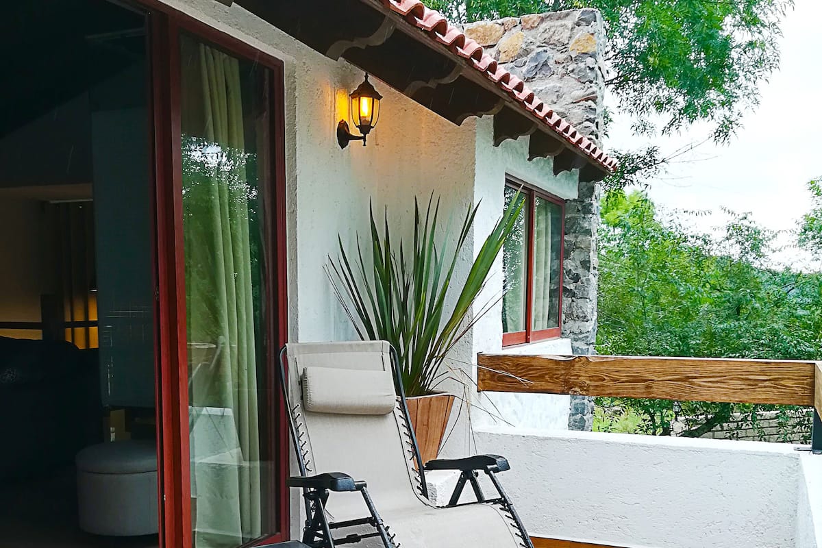 Cottage Romantico, 1 camera da letto, idromassaggio, vista montagna | 3 camere, insonorizzazione, ferro/asse da stiro, lenzuola