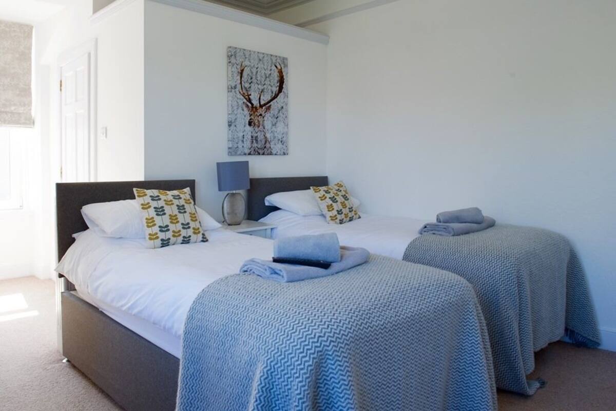 Habitación con 1 cama matrimonial o 2 individuales, baño en la habitación, vista parcial al mar