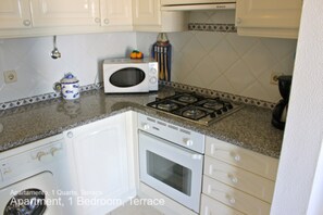 Apartment, 1 Schlafzimmer, Terrasse | Eigene Küche | Kühlschrank, Mikrowelle, Ofen, Herdplatte