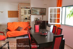 Apartment, 2 Schlafzimmer, Terrasse | Wohnzimmer | Fernseher