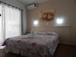 Minibar, blackout drapes, free cribs/infant beds, bed sheets - Pousada Salines (Florianópolis)