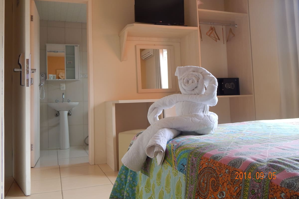 Minibar, tende oscuranti, culle/letti per bambini (gratuiti), lenzuola