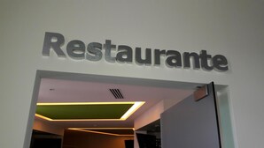 Un letrero de restaurante con un diseño moderno.