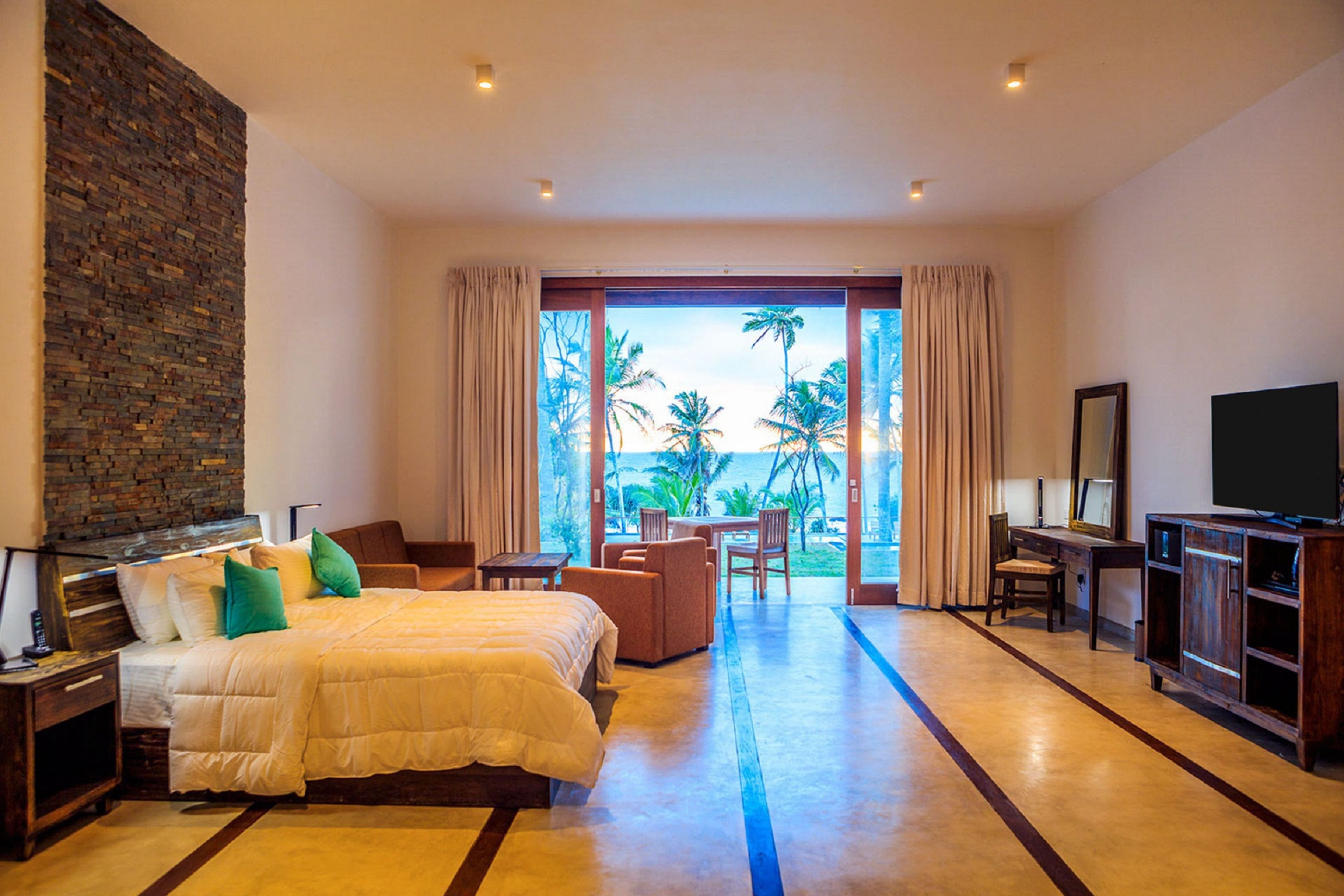 Suite | Seprai premium, minibar, brankas, dan meja kerja