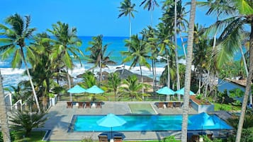Outdoor pool, pool umbrellas, sun loungers