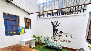 Una habitación con una mesa, sillas y una pared con un logo y texto.