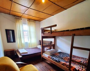 Habitación básica doble, 1 cama doble, vistas a la ciudad | Cortinas opacas, wifi gratis, ropa de cama