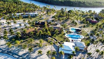 På stranden, solsenger, parasoller og strandhåndklær
