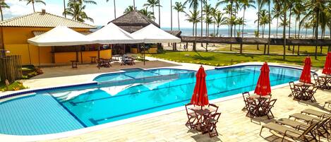 4 outdoor pools, sun loungers