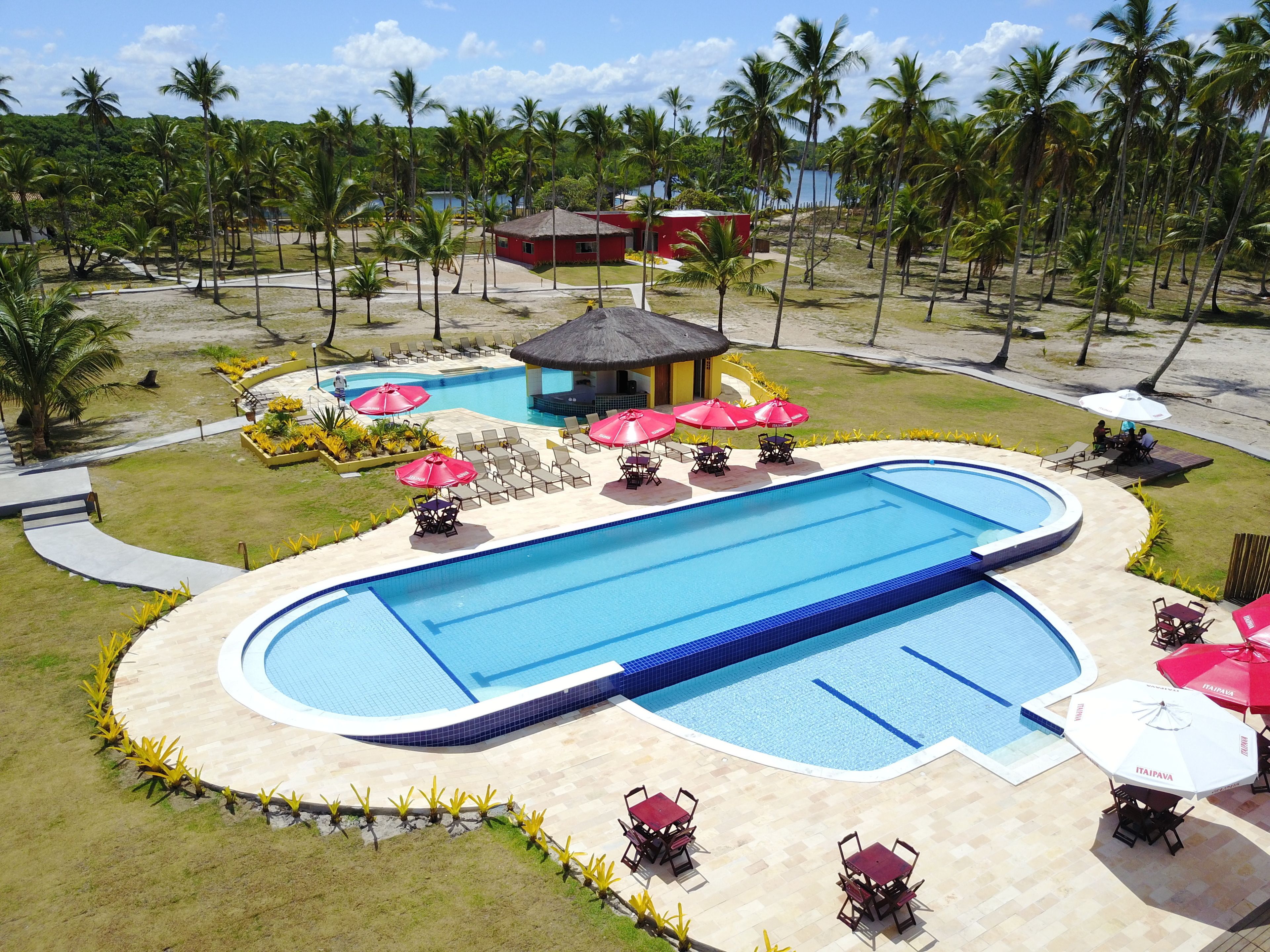 4 outdoor pools, pool loungers