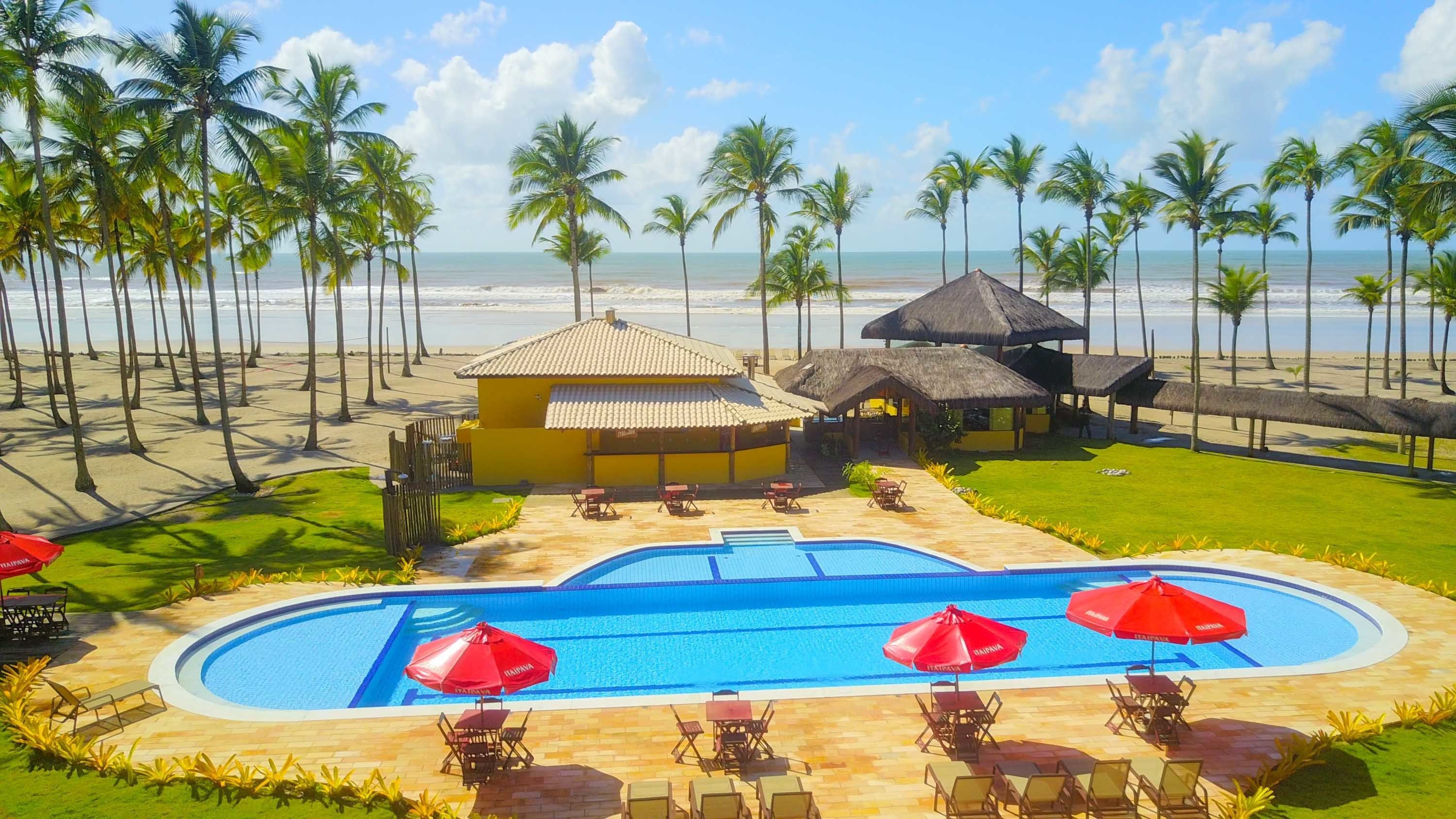 4 outdoor pools, pool loungers