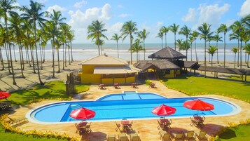 4 室外游泳池，日光浴躺椅