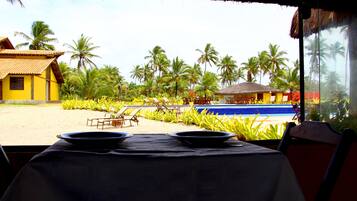 4 outdoor pools, pool loungers