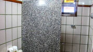 Ein Badezimmer mit Dusche, Toilette und Waschbecken.