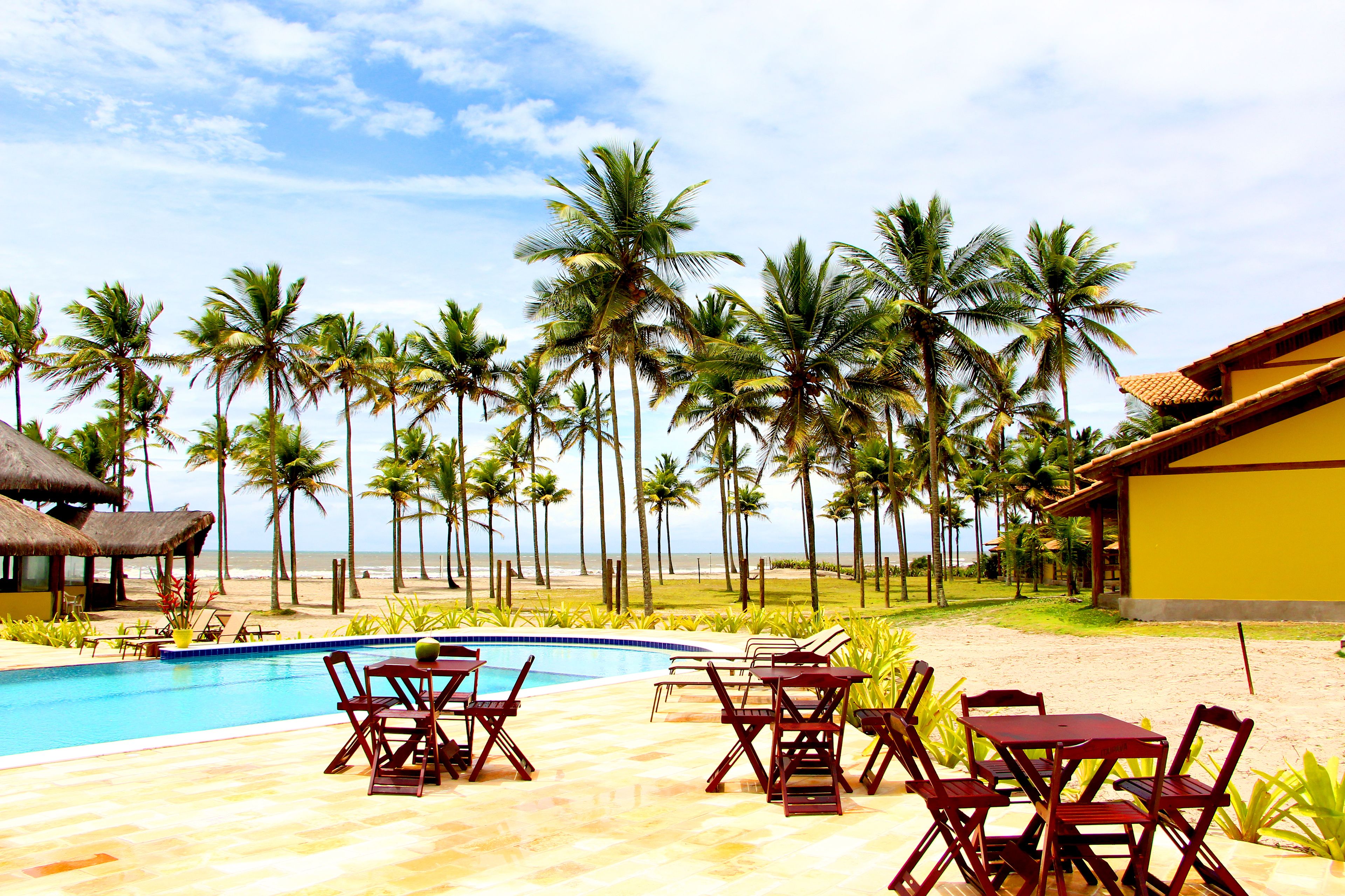 4 outdoor pools, pool loungers