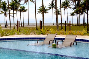 4 hồ bơi ngoài trời, ghế dài tắm nắng 