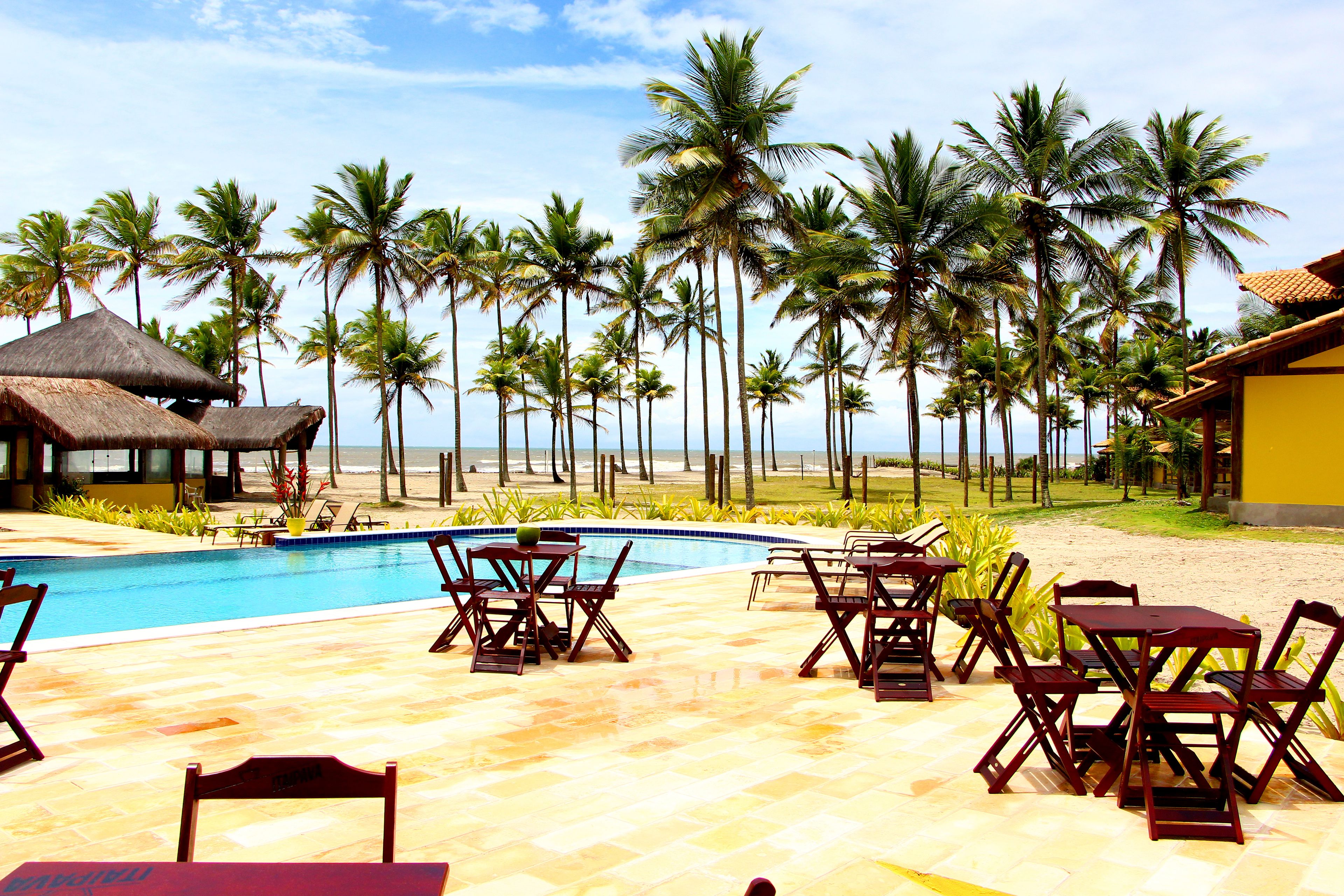 4 outdoor pools, pool loungers