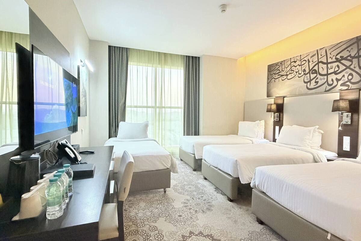 Standard Room with Four Single Beds | Két bảo mật tại phòng, bàn, bàn ủi/dụng cụ ủi quần áo 