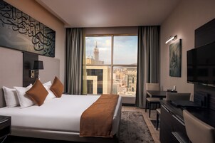 Värdeförvaringsskåp på rummet, skrivbord och strykjärn/strykbräda