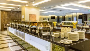 Un dispositiu de buffet modern amb diverses estacions de menjar i una gran varietat de plats.