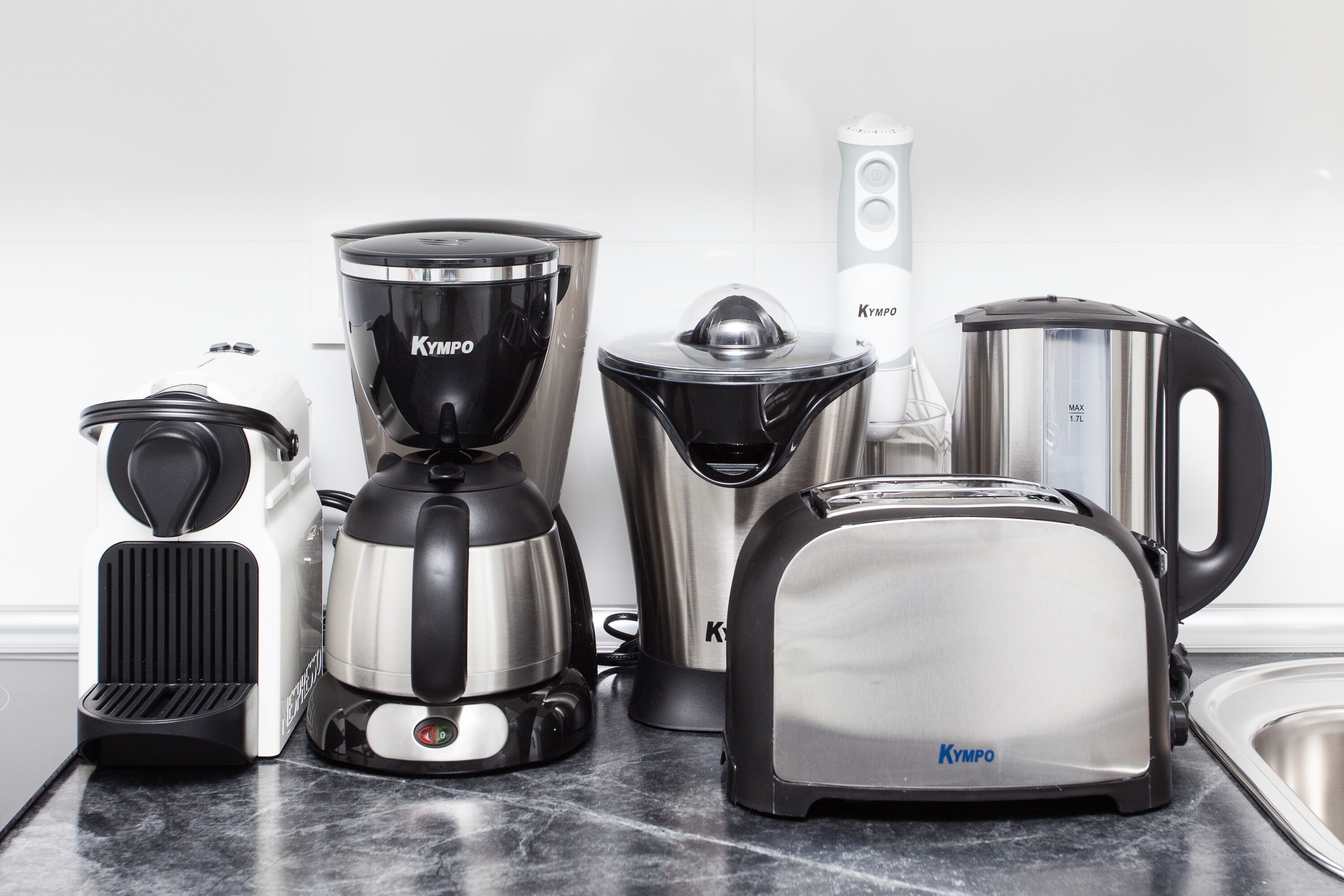 Køleskab/fryser i fuld størrelse, mikrobølgeovn, kogeplade